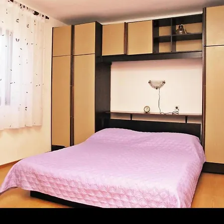 Apartment Two Bedroom With Terrace And Garden Krnica